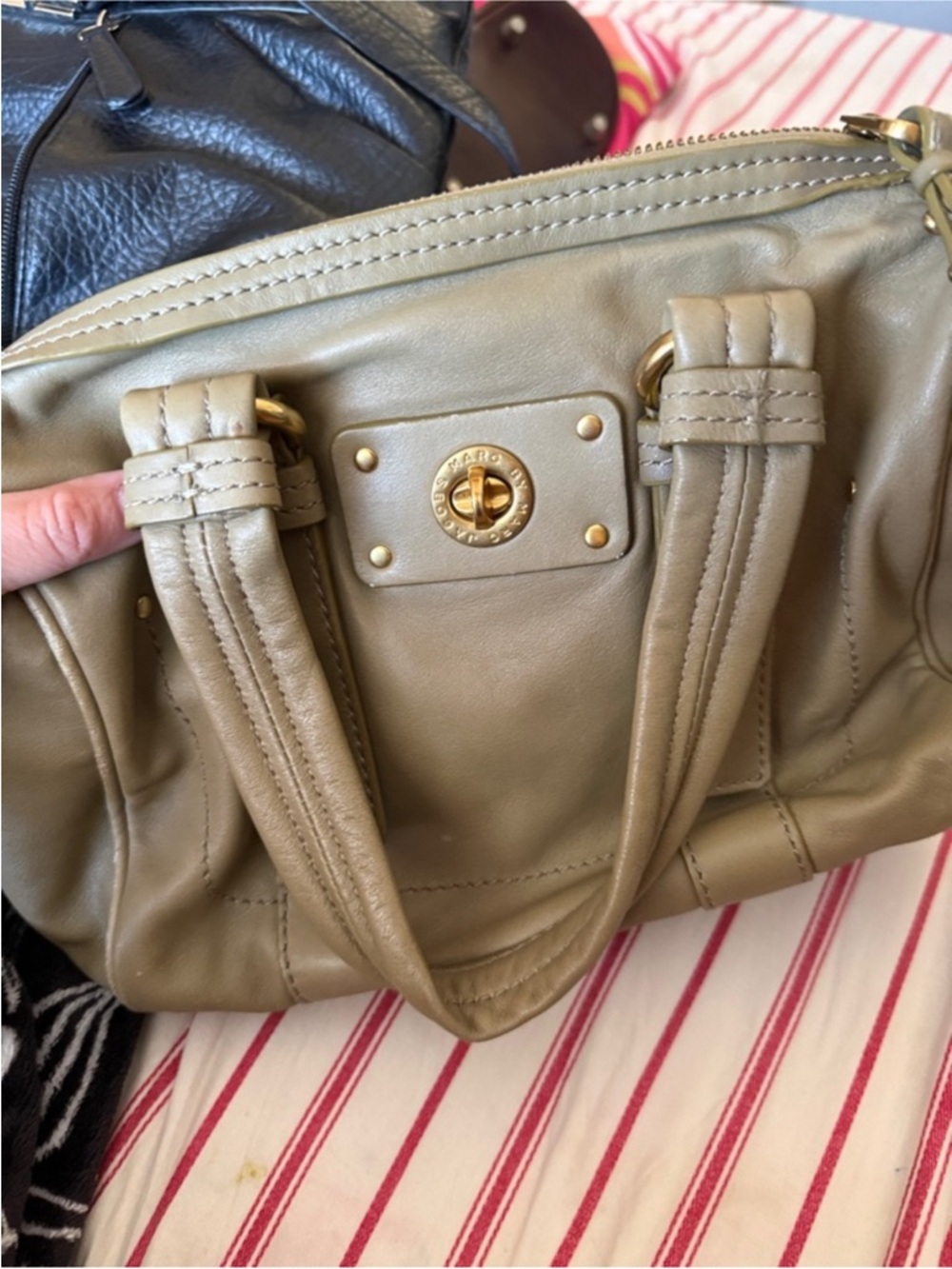 ☀️SALE!☀️ Marc Jacobs Totally Turnlock Lil Shifty Taupe Leather Bag - Picture 9 of 11
